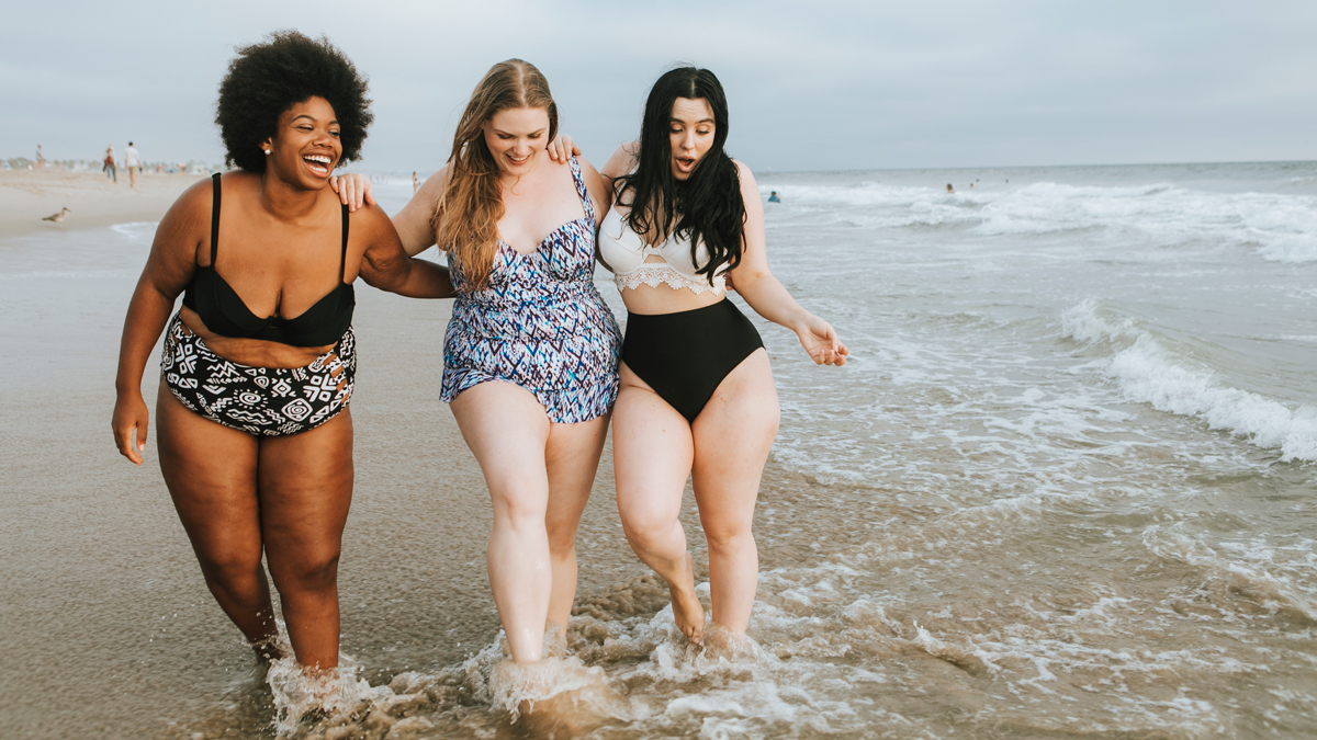 Bikini Curvy Girls walking on the beach
